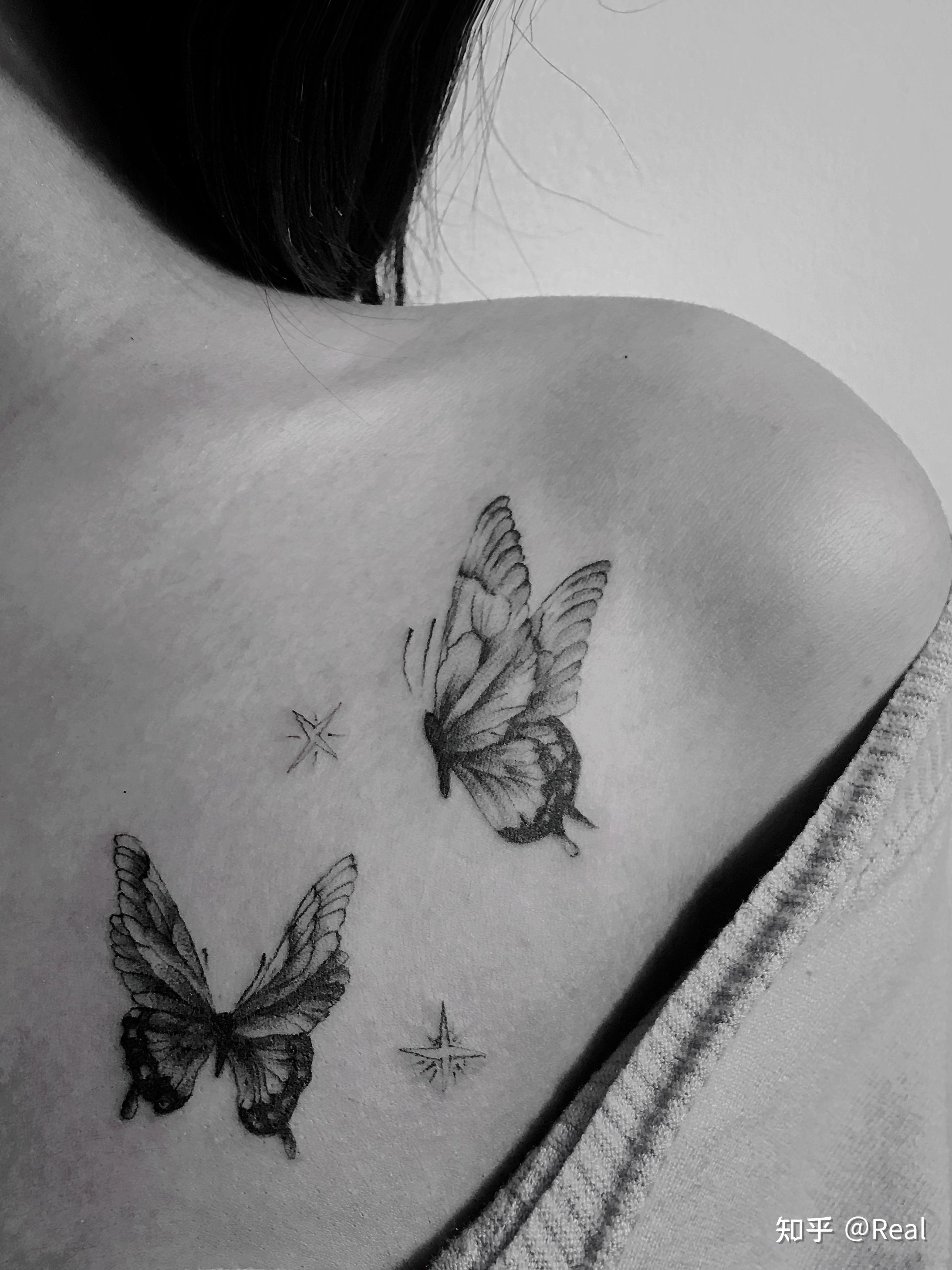 手腕线条蝴蝶纹身图案