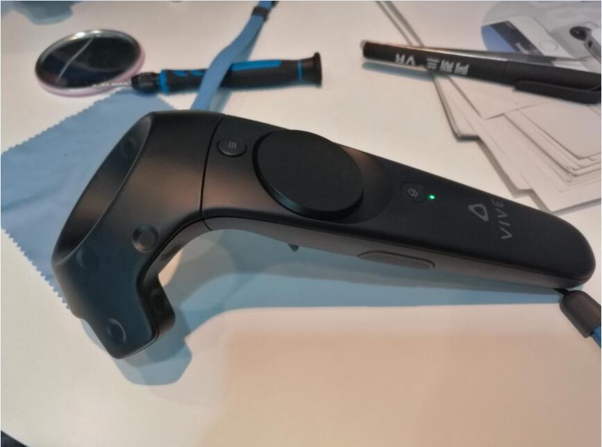 操作过猛htcvive手柄撞坏失灵自修记