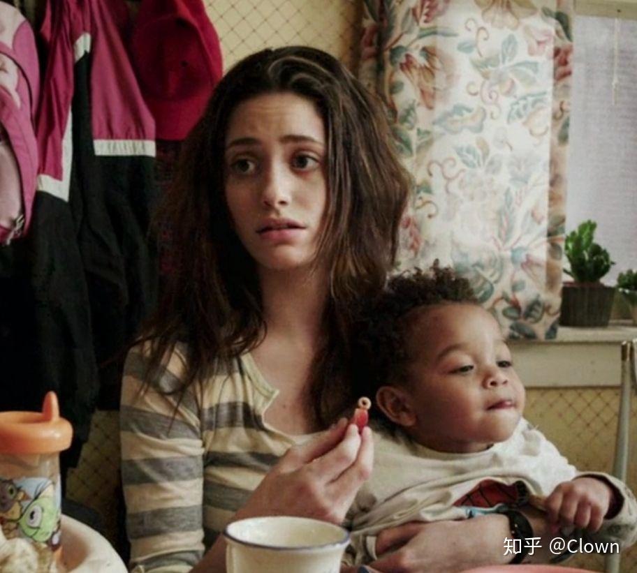 大姐菲欧娜(fiona)—以后简称"大姐"而他的几个孩子:他靠吸国家福利