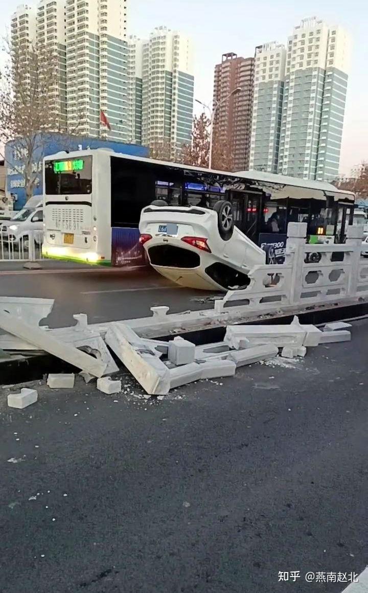 保定一地道桥轿车撞断石护栏,四轮朝天仰翻在地