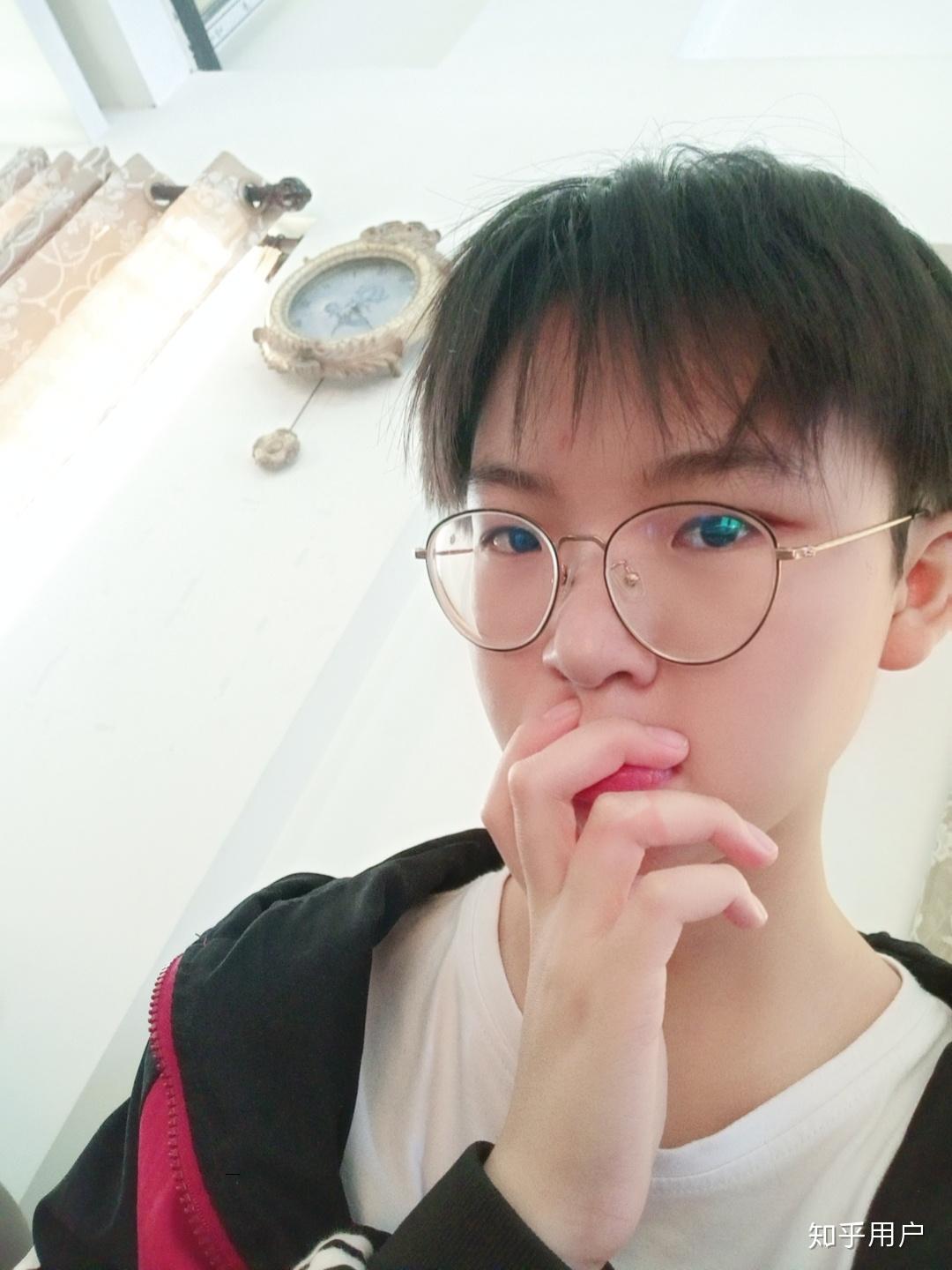 女生圆脸脸大发量少剪男头可以吗