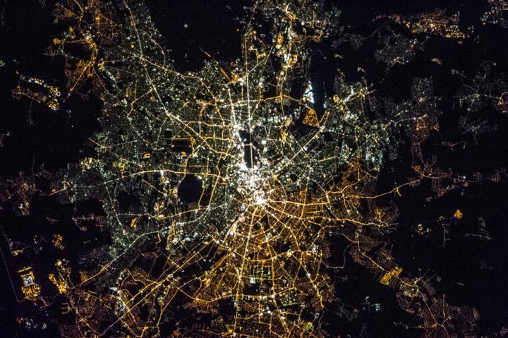 柏林夜景,编号 iss035-e-17210左上侧偏绿色灯光的是西柏林,右下侧