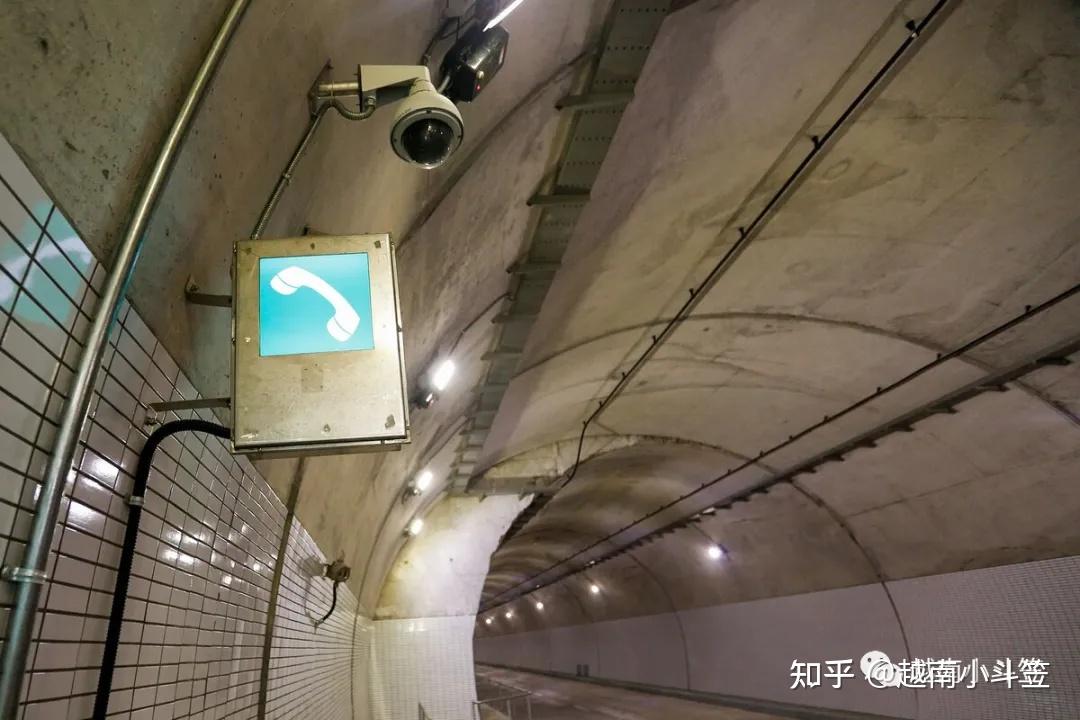 消防系统的指示牌隧道的两侧都覆盖有瓷砖隧道中的现代通风系统在隧道