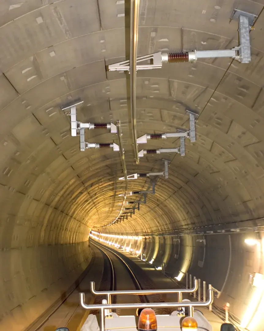 近年来,刚性悬挂接触网在国内外电气化铁路,城市轨道交通领域的工程