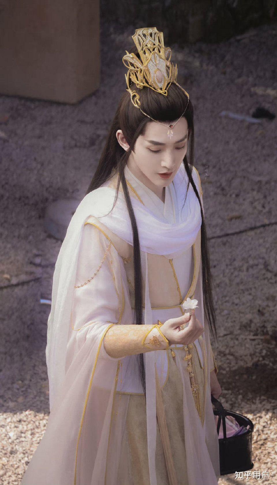 请问你如何看待翟潇闻饰演的谢怜? - 知乎