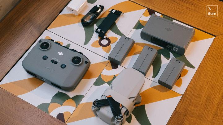 mini 2 延续了前作御 mavic mini 的设计语言,折叠式的机身设计与前代