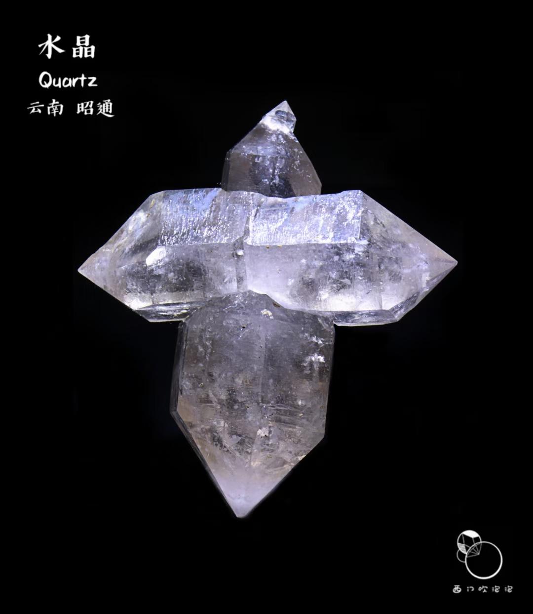 和多数浮生水晶类似,云贵水晶中以单晶为主,偶尔出产无规则穿插双晶或