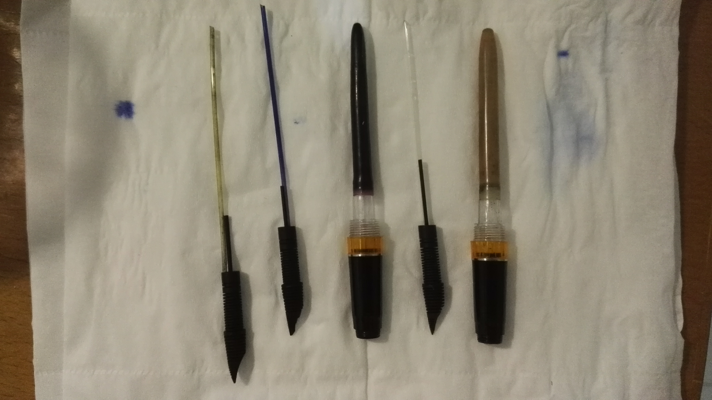 为什么蓝色墨水和蓝黑色墨水,容易在钢笔上留