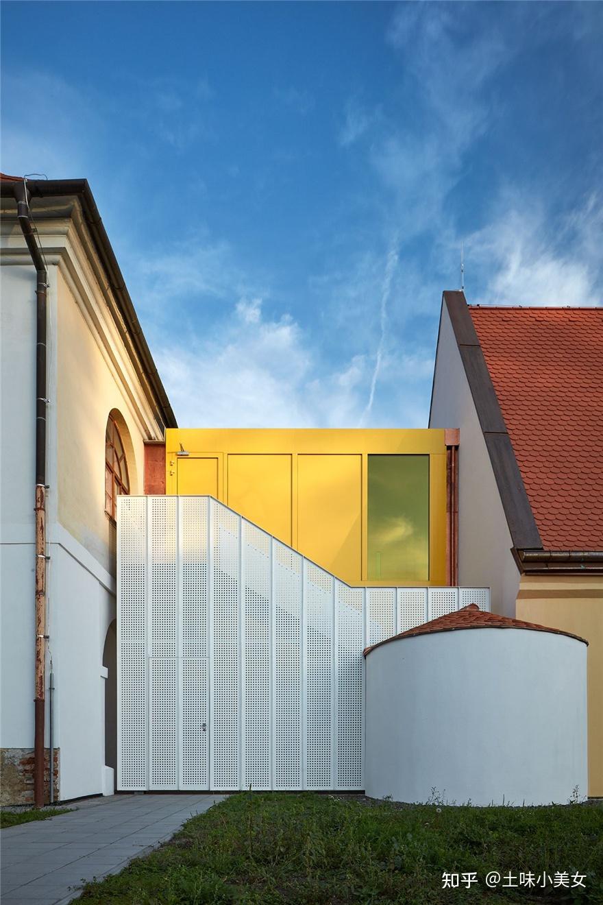 巴洛克风格建筑改造而成的趣味小学让校园生活充满缤纷色彩