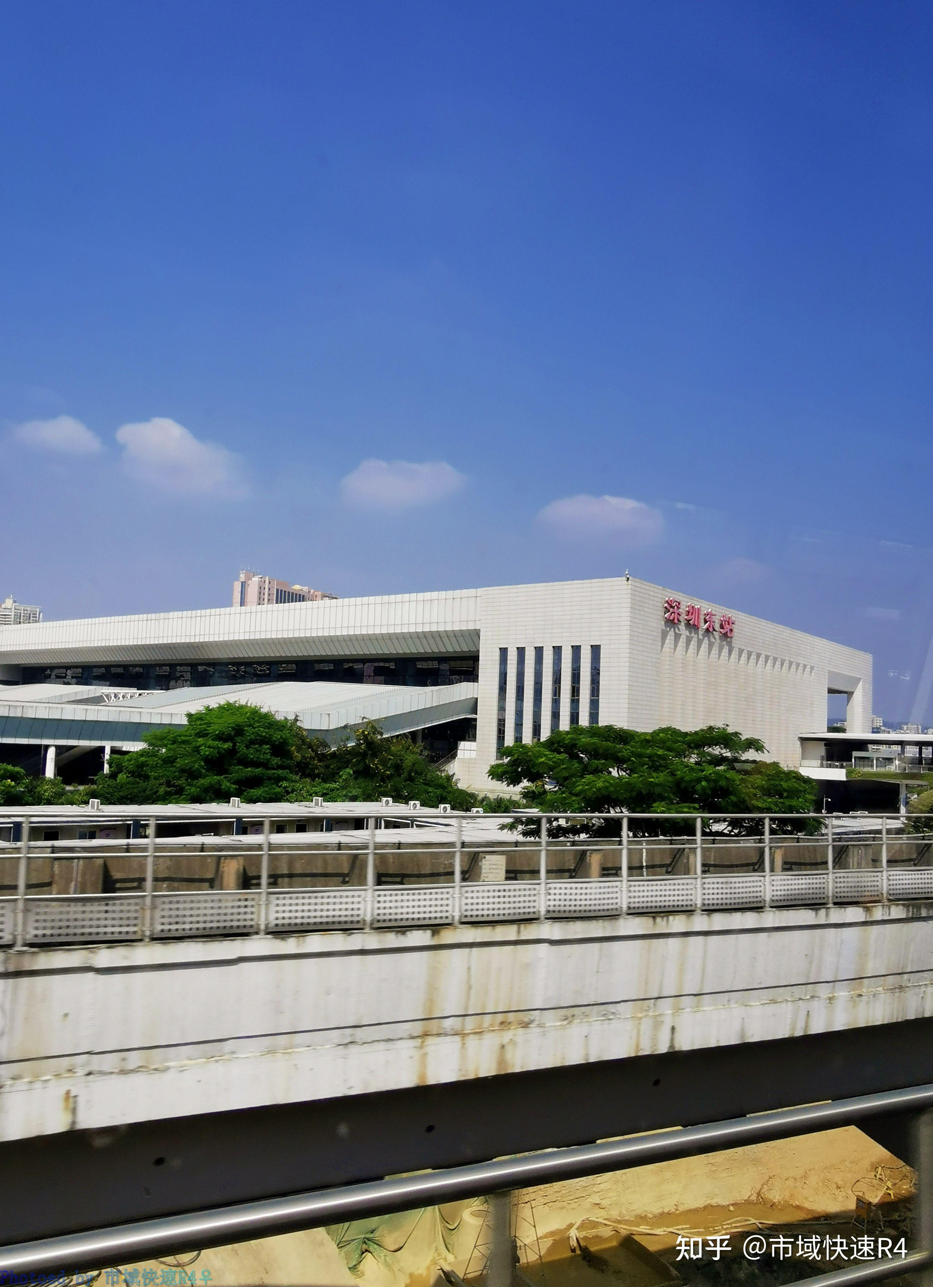 贴着广深铁路行走,前方即将达到深圳东站目前3号线天桥全部配置了栅栏