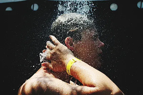 出汗时或运动结束后,不要立刻冲澡,更不能冲冷水澡.