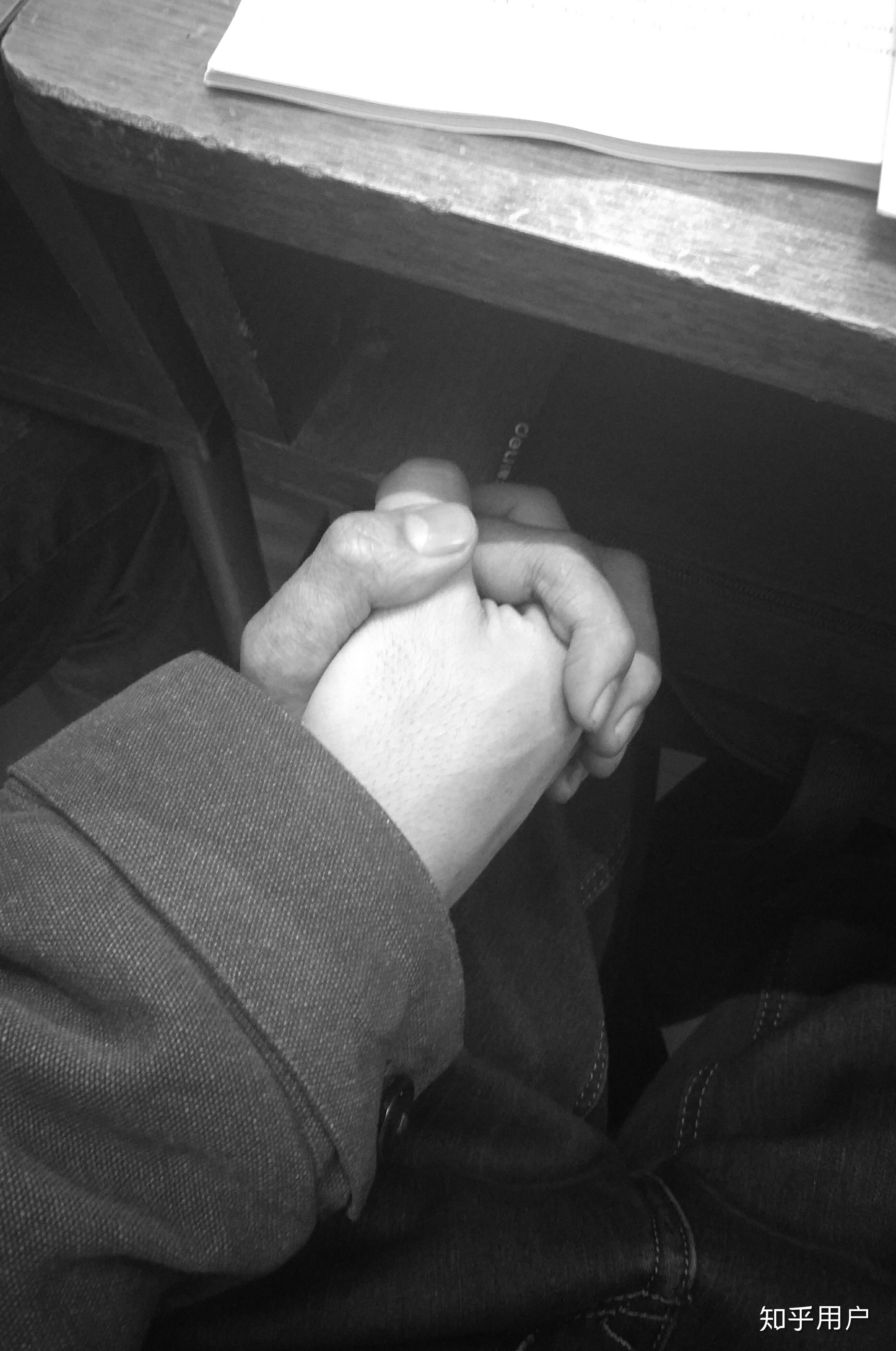 和别人十指相扣恶心吗