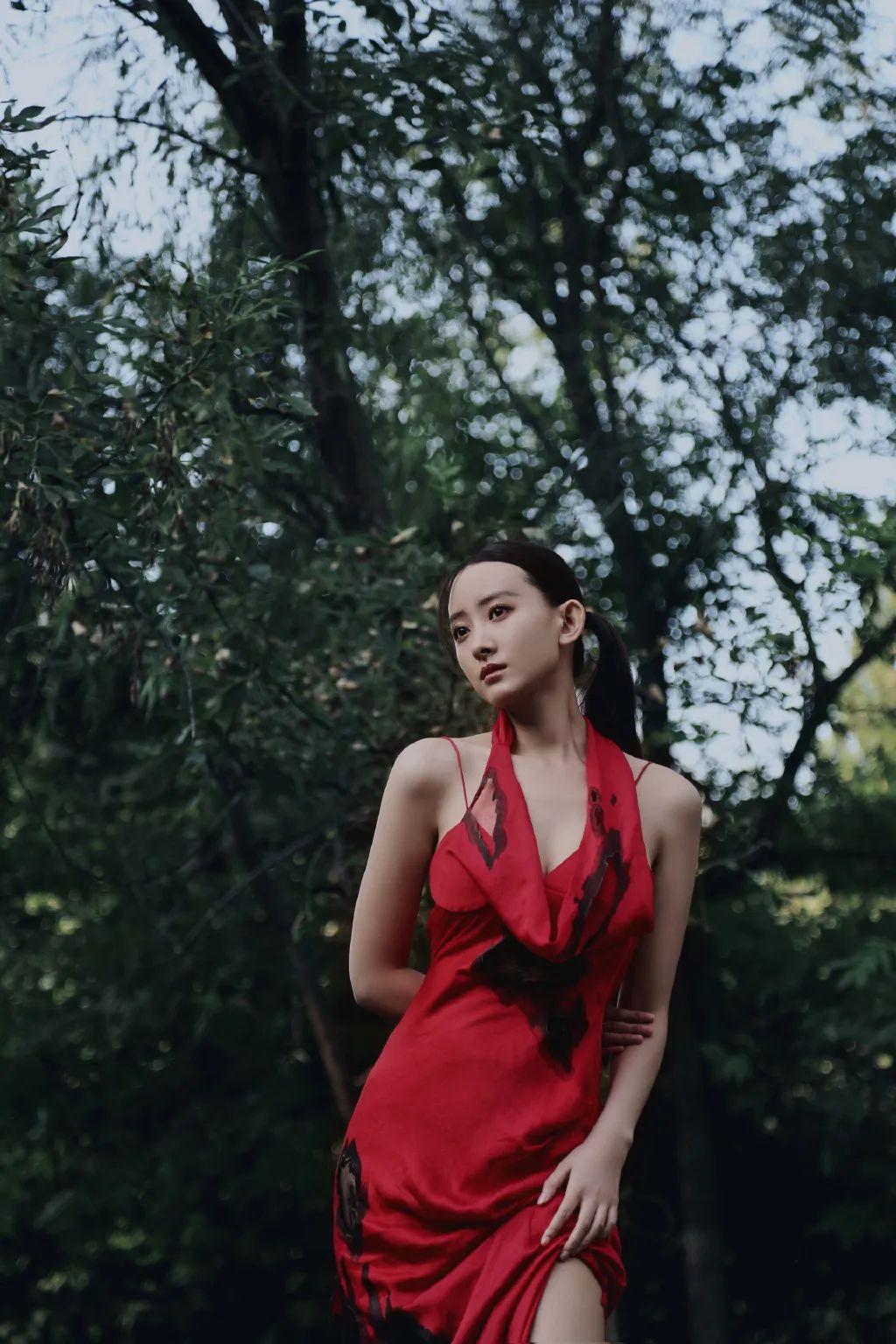 代文雯,唯美秋色,吊带红裙,溪涧美照 - 知乎