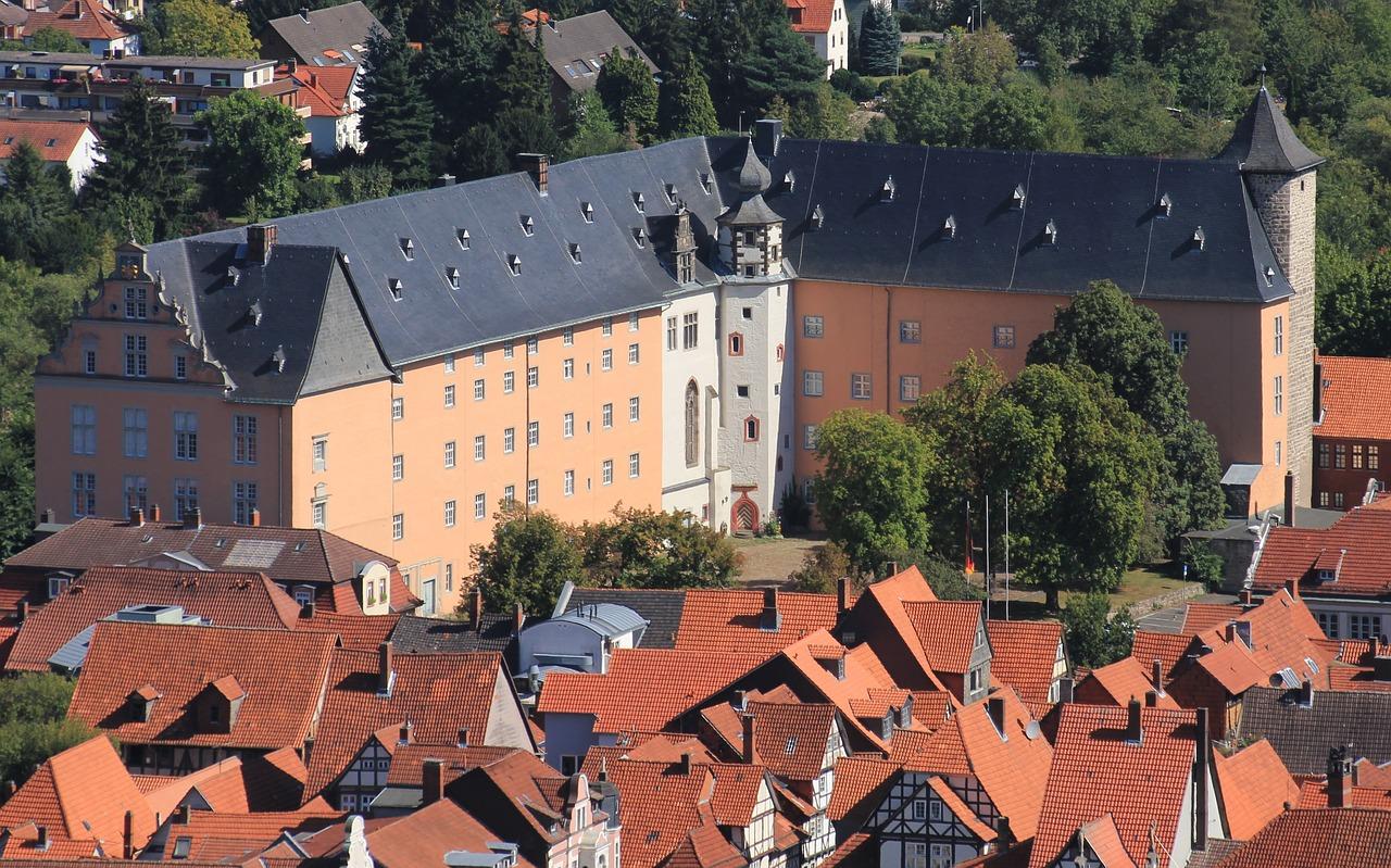 3. 商业限高要求