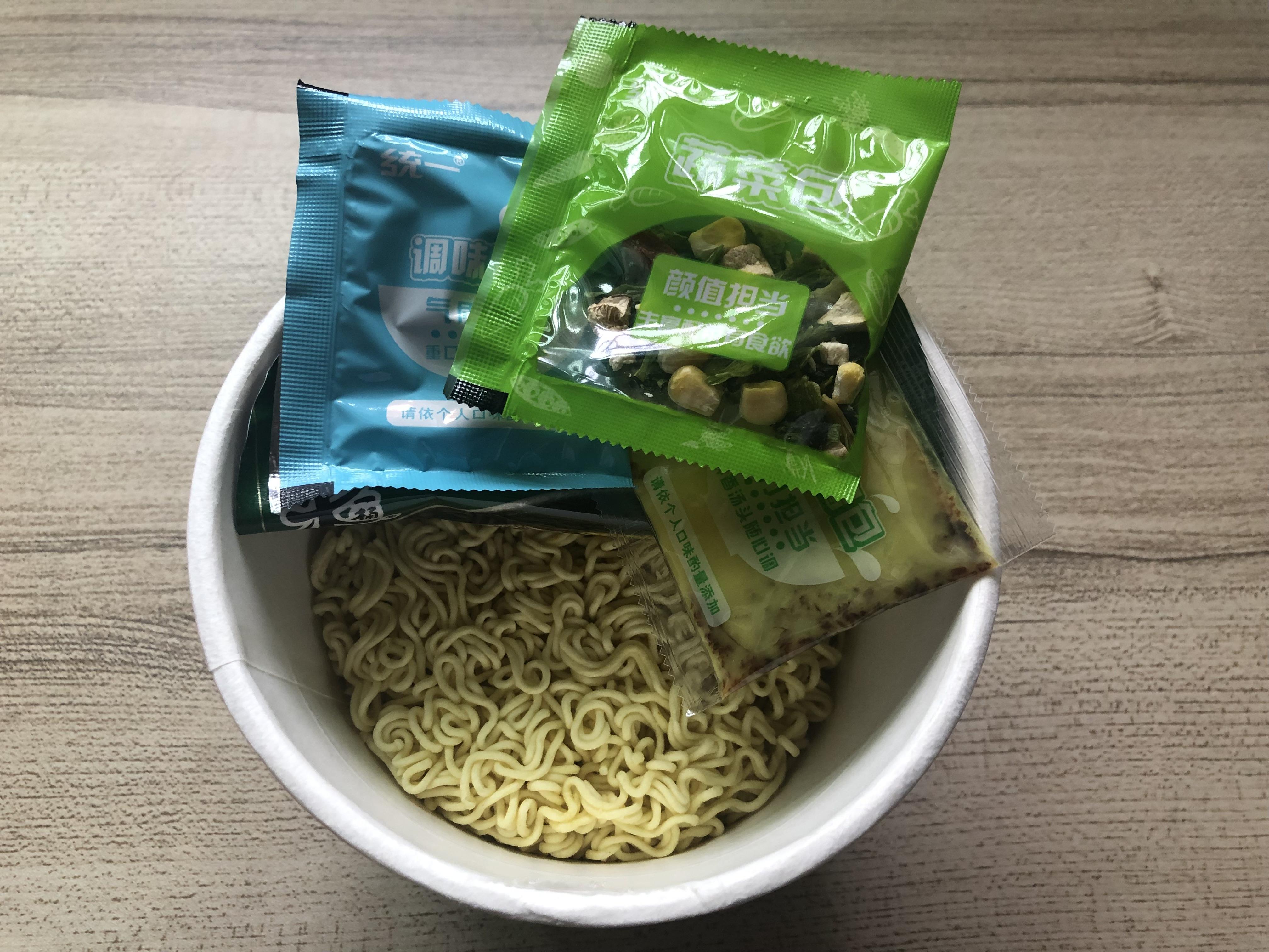 打开统一香菇炖鸡面可以看到包装有泡面,三包调味料(料理酱包,调味粉