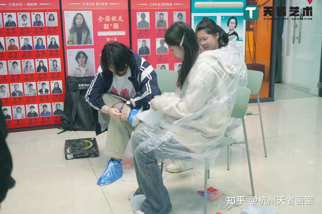 (肖老师帮同学们穿雨鞋)(裘老师帮同学们穿雨衣)专业老师们也赶到考