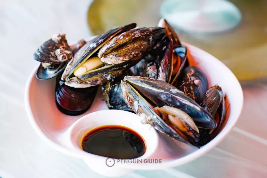 吃不完的贻贝拿去烘干，就成了“淡菜”，把鲜甜海味浓缩成小小一把，佐