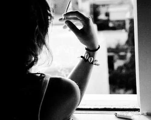 我学会了抽烟母亲说女孩子抽烟不是好事