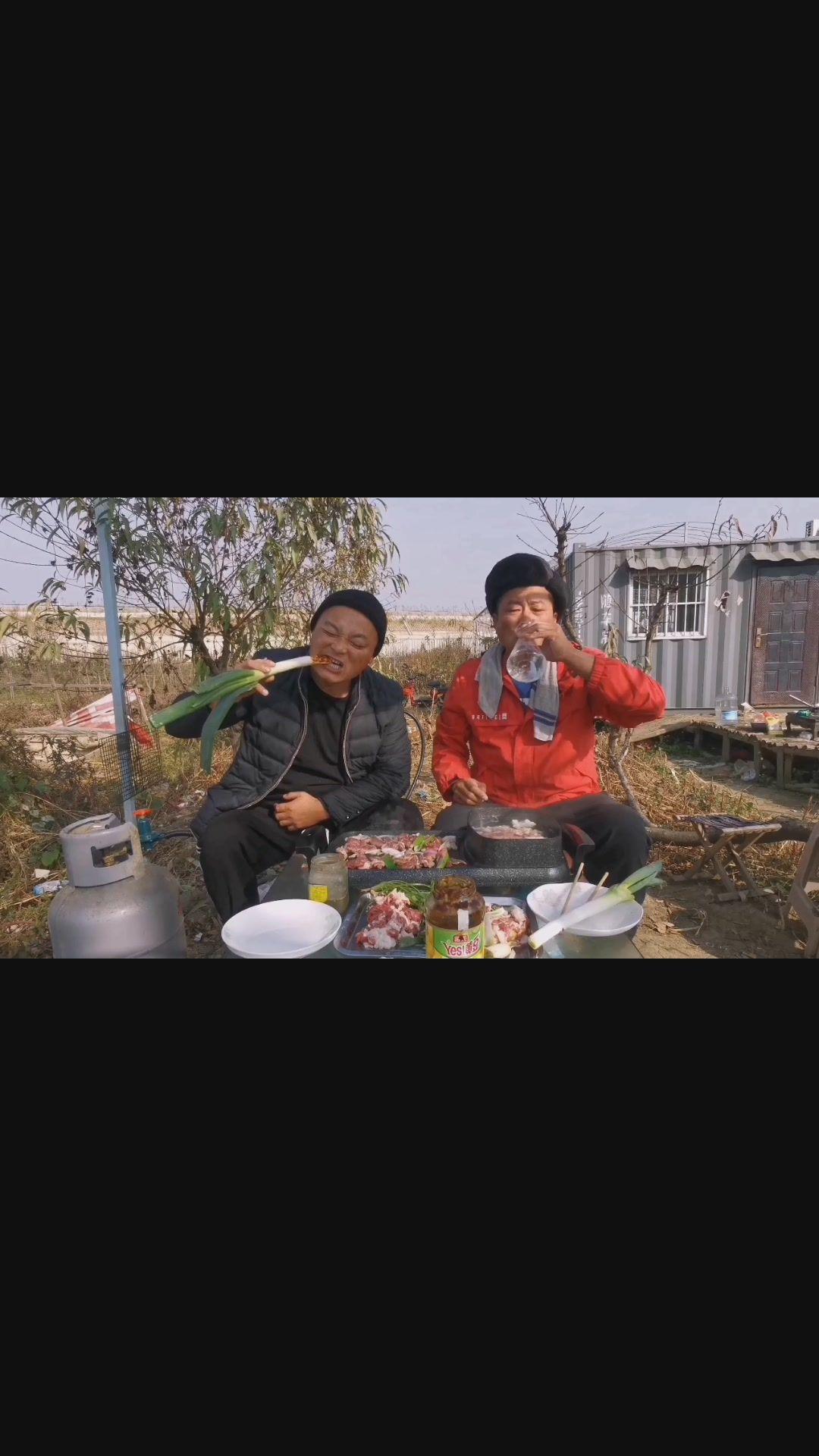 酒鬼师兄2人相遇2个猪蹄2个圆葱下酒菜又醉了