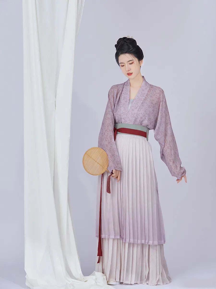 明制下装的代表则是马面裙,明代还有曳撒,为上衣下裳相连的束腰袍裙.