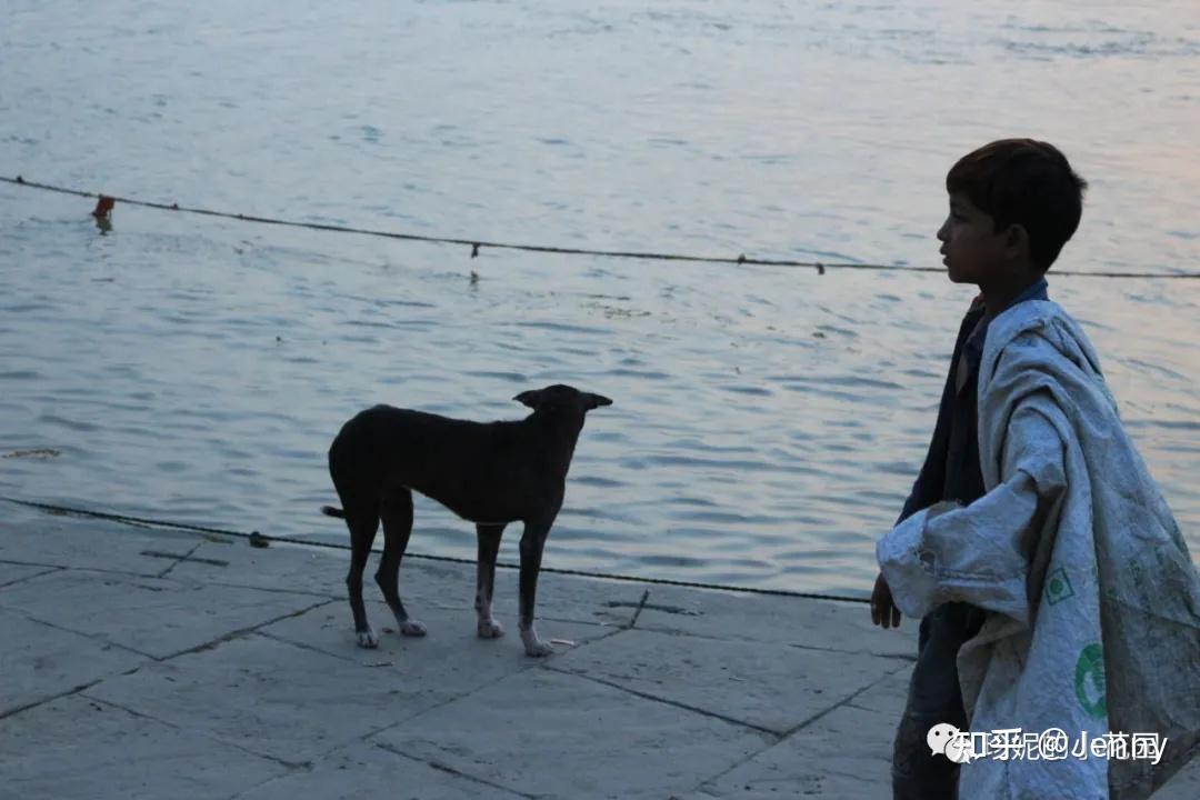 当时的印度,奉行"不可接触制度",婆罗门,刹帝利,吠舍,首陀罗几个重姓