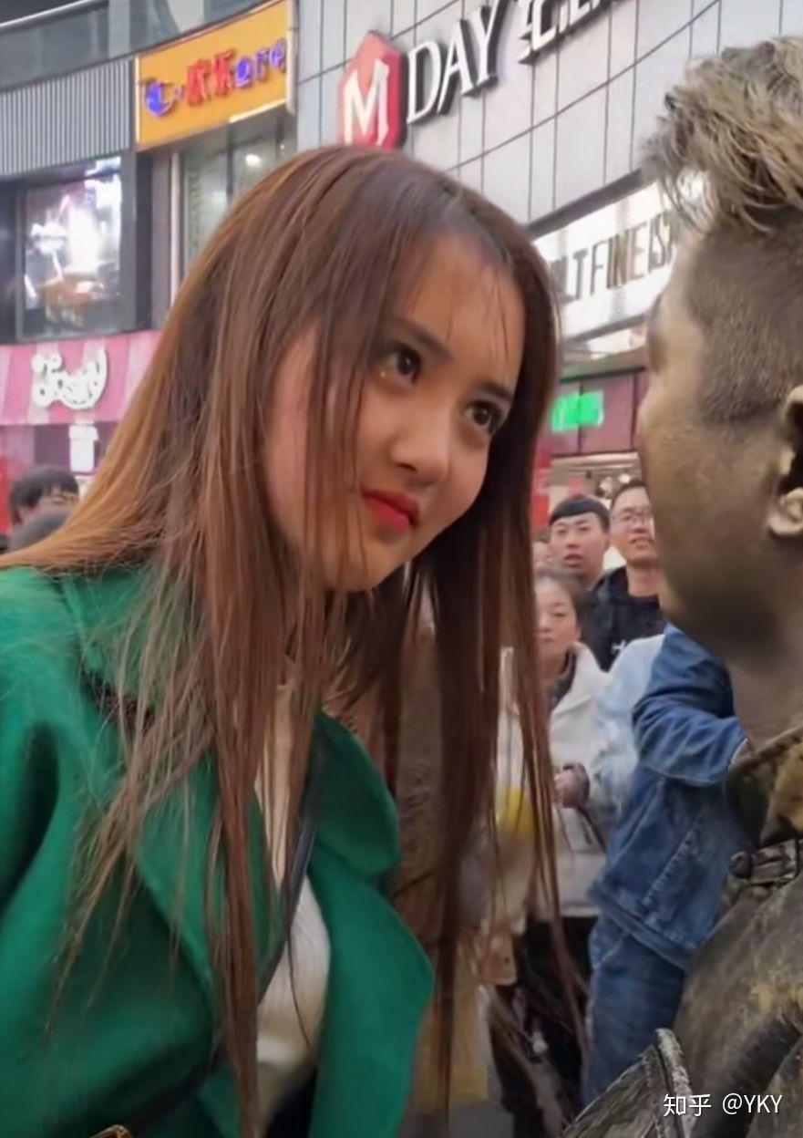 郑州铜人宝哥引无数绝色美女为之倾倒