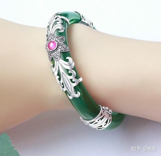 50岁妈妈生日想送一个银手镯哪个牌子比较好