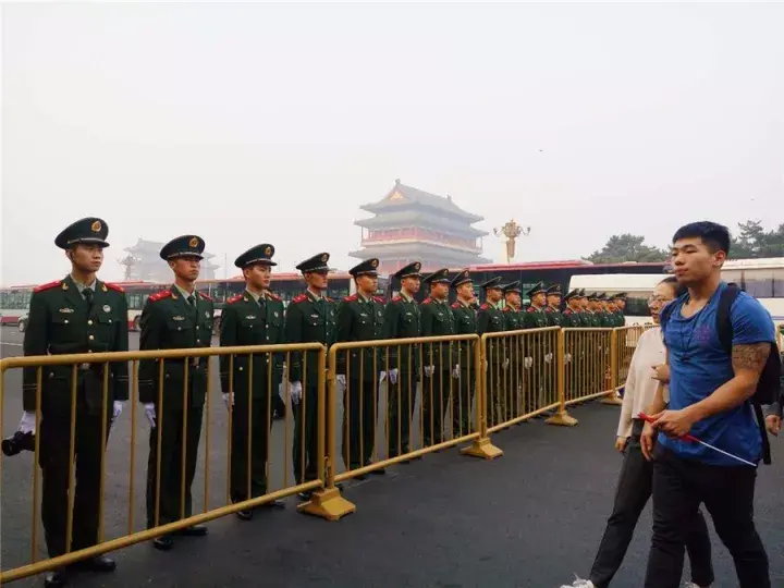 北京天安门每天几点升国旗?