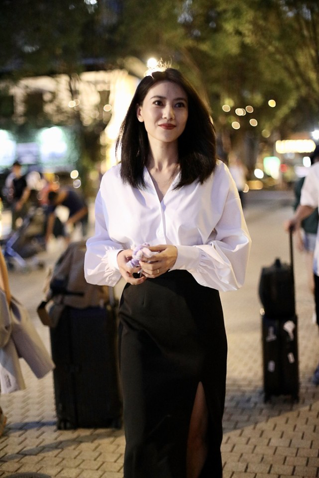 真正有品味的女人穿搭都走简约风看高圆圆一身黑白配就知道