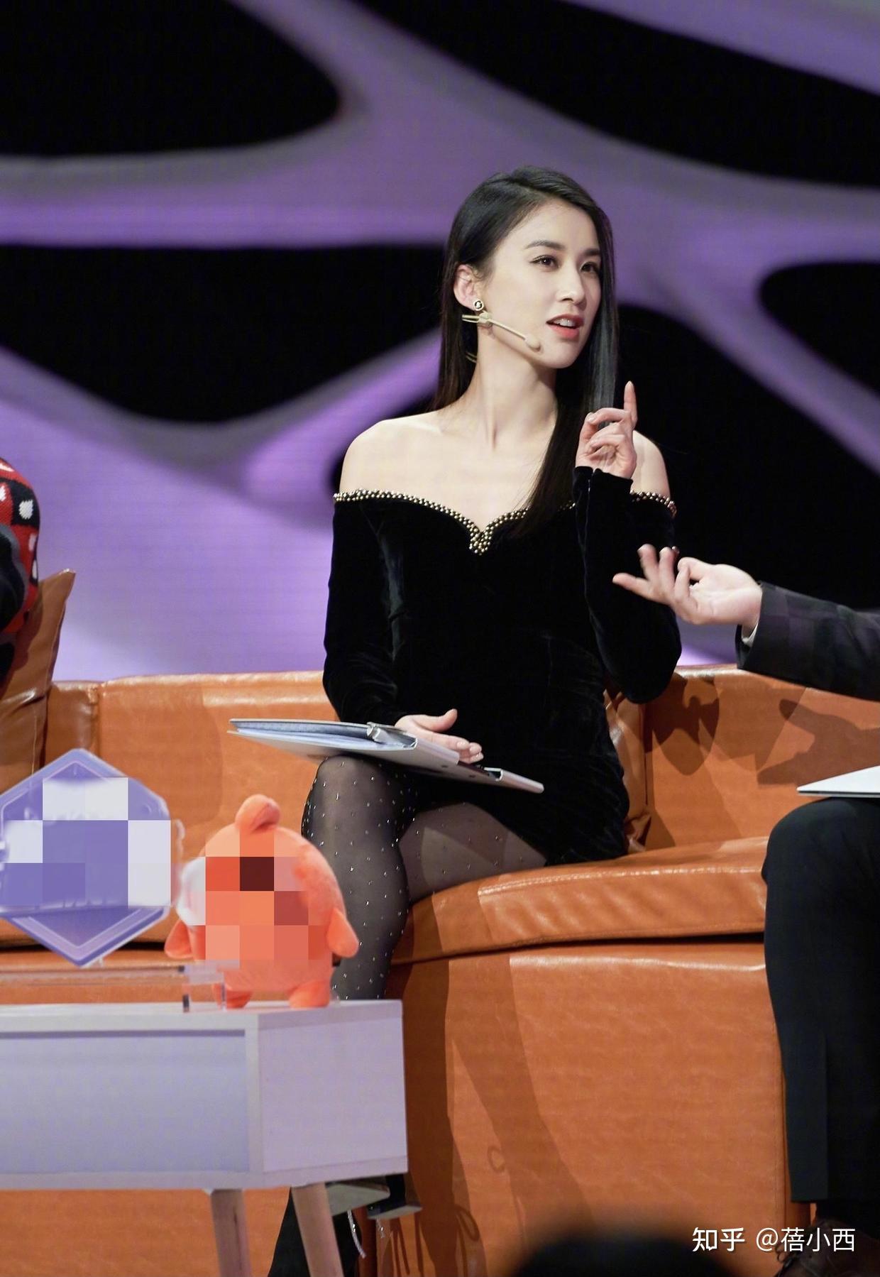 黄圣依女团气质越发强烈一袭黑白斜肩连衣裙亮相原装身材太靓