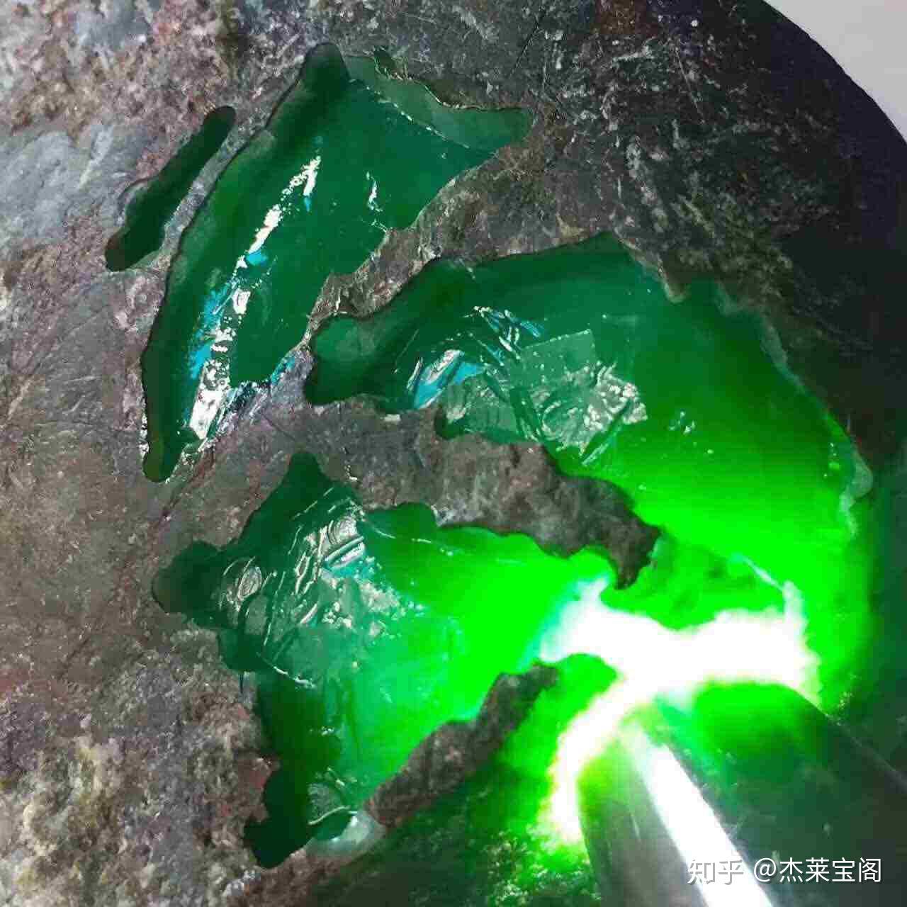 怎么辨别翡翠原石好坏(怎么辨别翡翠原石好坏图片)