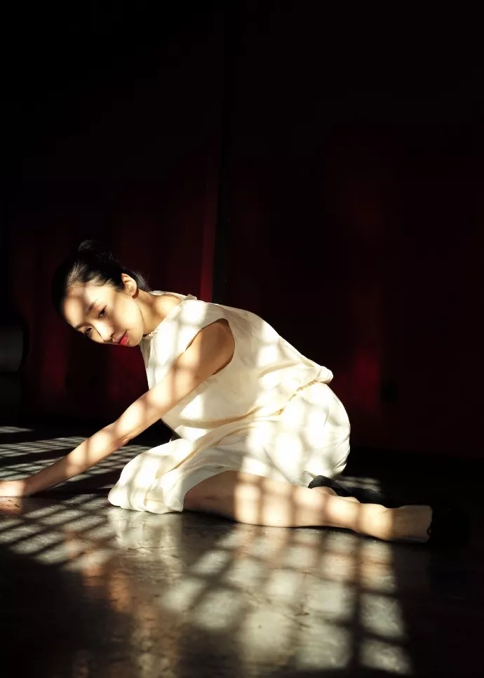 麦子,原名孟里,是一个骨子里流淌着文艺的清瘦女孩,学过十几年芭蕾,在