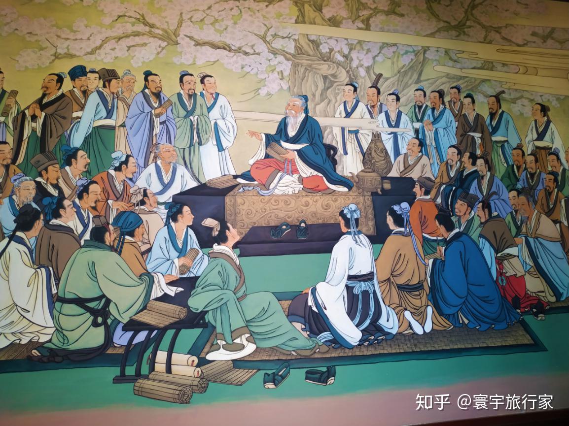 进入墙上壁画描绘的场景一样,孔子在向弟子们讲课坐下来,仿佛回到千年