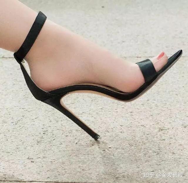 女生夏天穿一字带高跟凉鞋配超薄肉丝袜好看吗