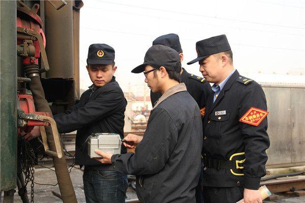 火车列车上不同衣服对应的职位名称是什么?火车人员制服对应工种大全! 火车列车上不同衣服对应的职位名称是什么?火车人员制服对应工种大全!_新客网
