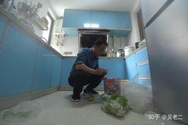 盛天逸的父亲原本负责照顾他的饮食起居盛天逸出事