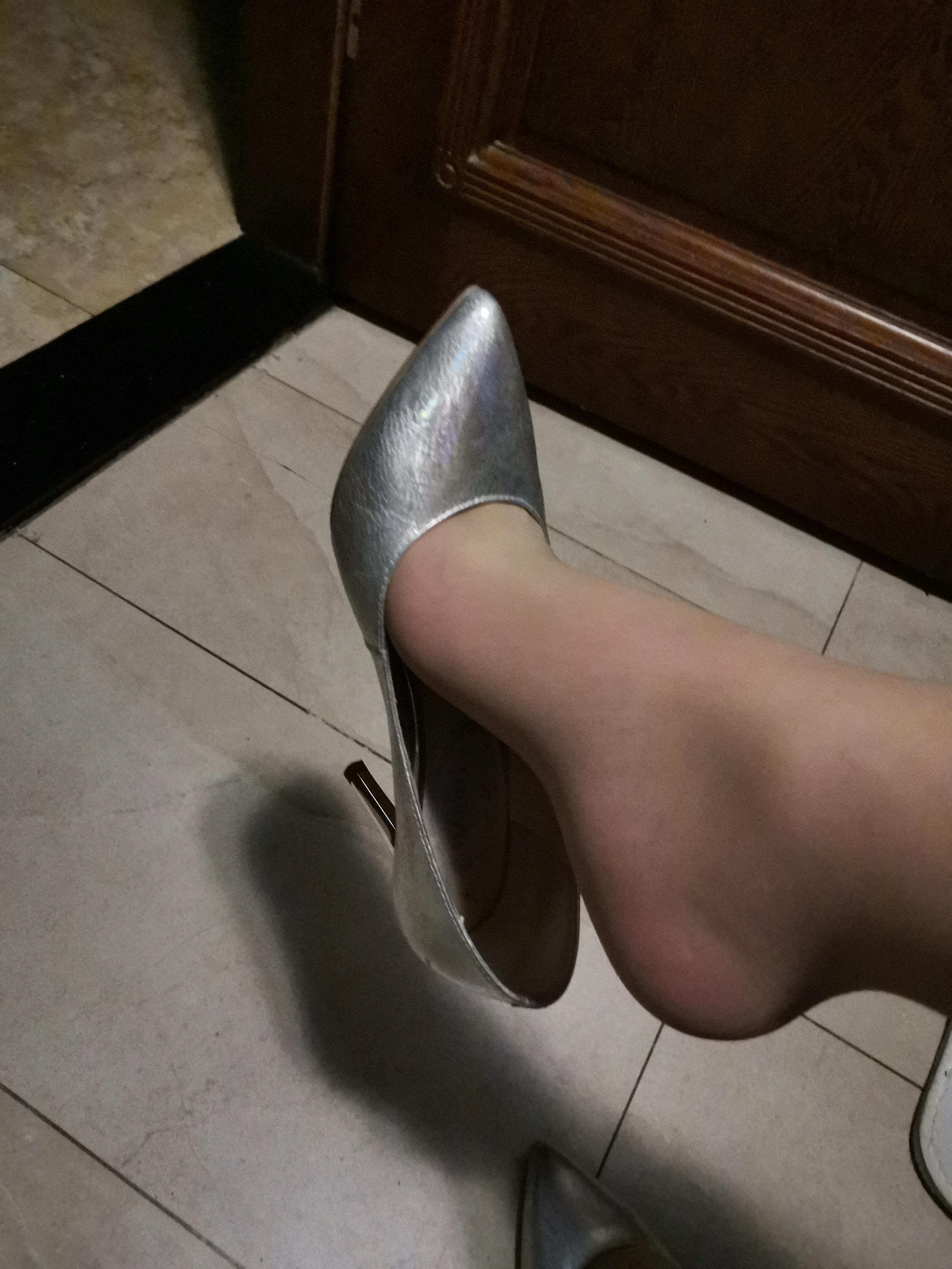 女生穿着高跟鞋休息的时候,为什么总是把鞋跟翘起来?