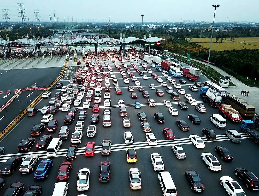 人大代表庹庆明建议高速由重大节假日免费改为年度 3000 公里免费，这能解决哪些出行痛点？该怎样实施？