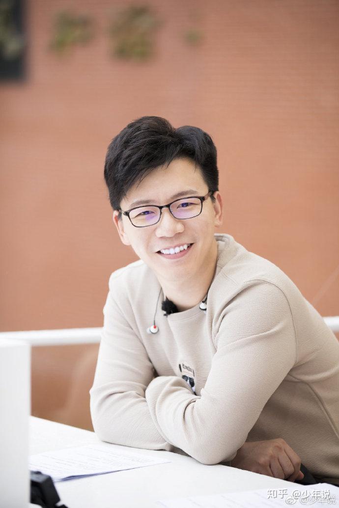为什么奇葩说里的陈铭和少年说里的陈铭看起来像两个人