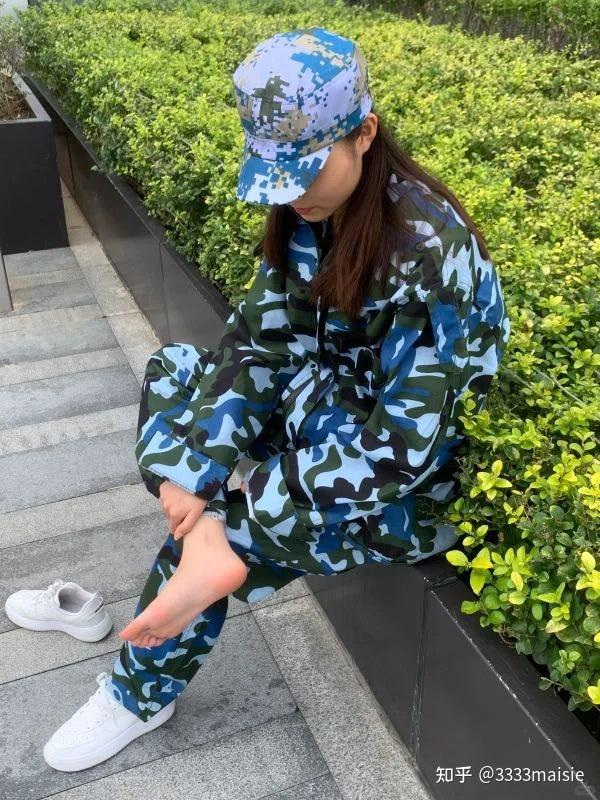 大家有没有在军训时被罚只穿袜子军训