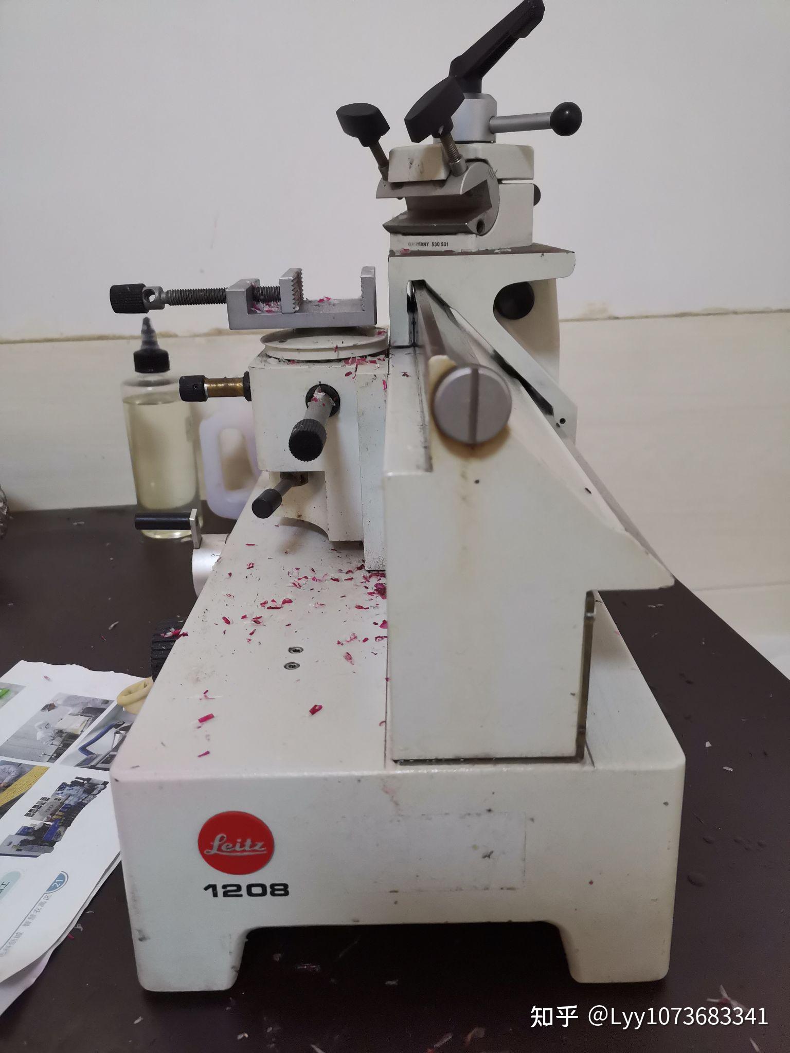 徕卡2135,轮转切片机,平时多切动物组织,用到包埋盒的时候,会使用.