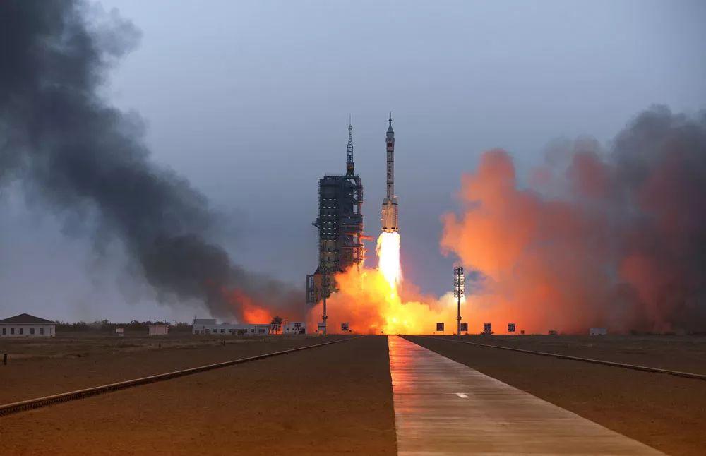 成功发射▲神舟十一号载人飞船发射尾焰形成的烟云▲2016年11月17日