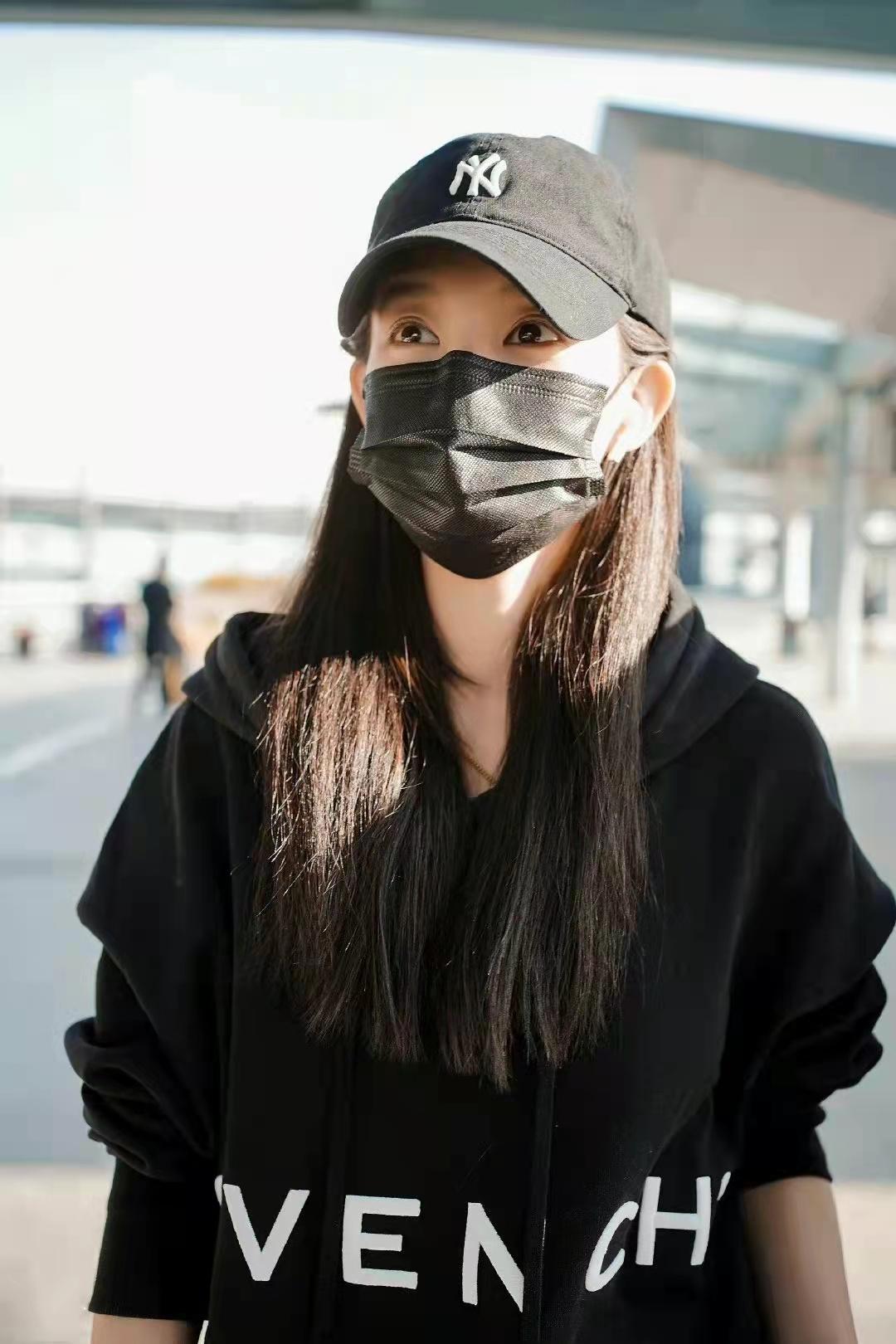 李一桐私服造型简单舒适穿黑色连帽卫衣配牛仔裤帅气十足