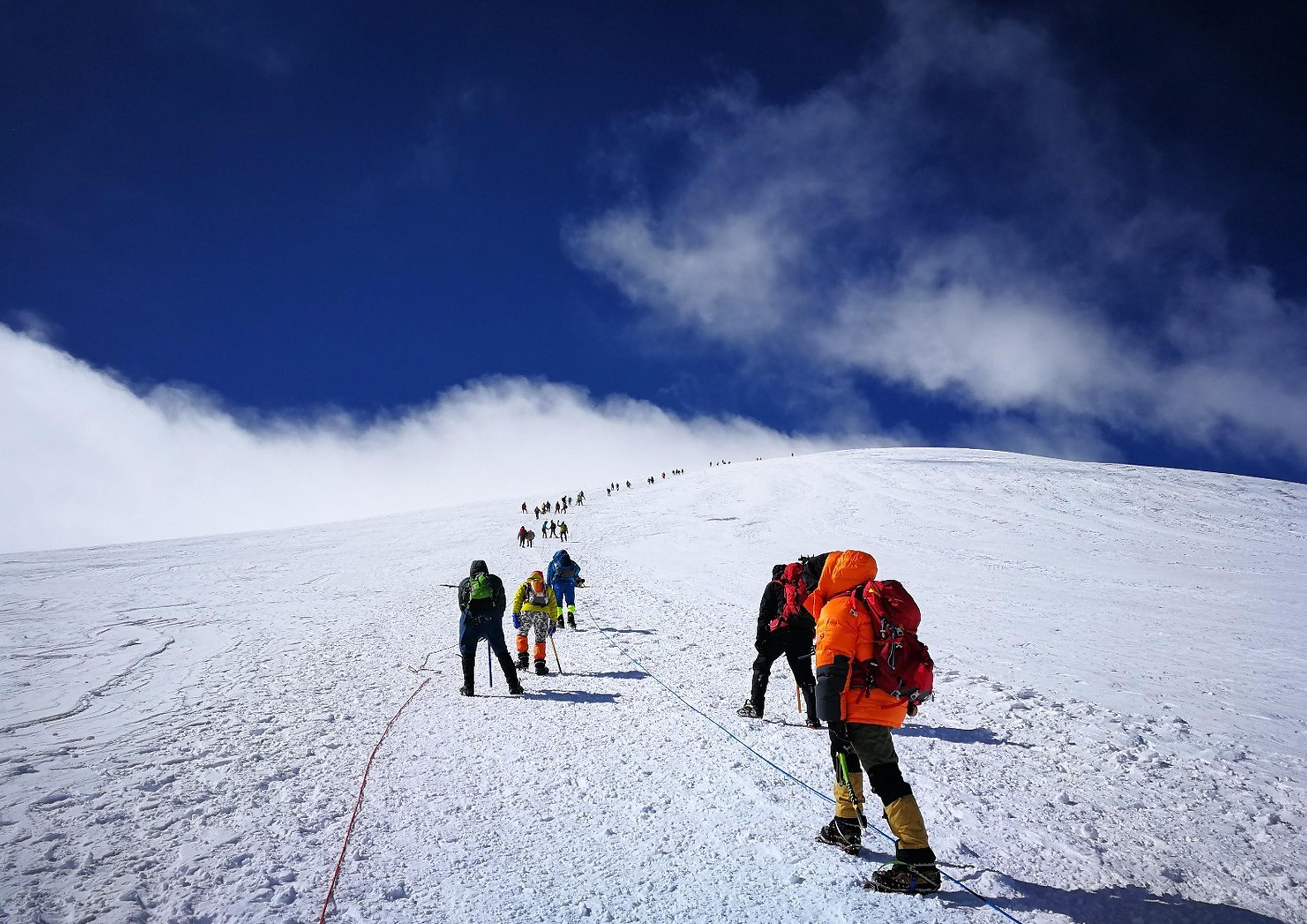 登雪山壁纸图片