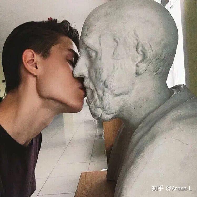 有没有人有那个头像一个外国女孩亲吻雕像的