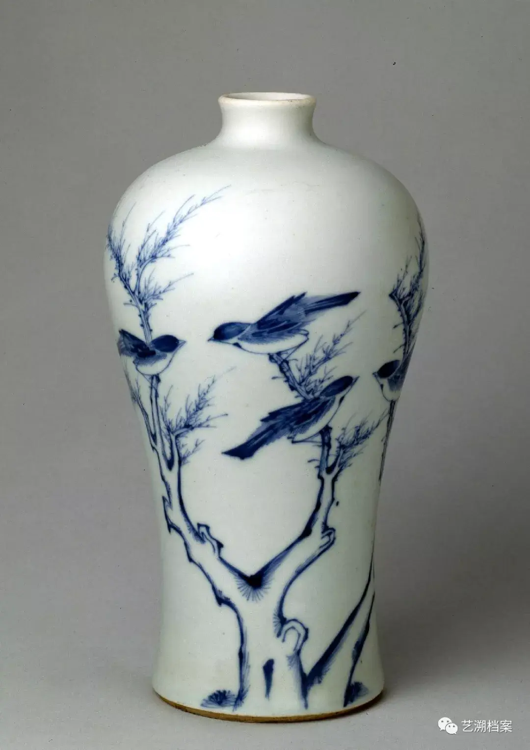 厚重古拙与轻盈秀丽的雍正青花瓷