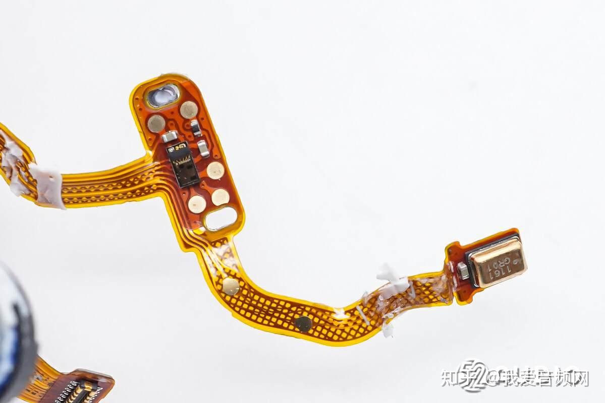 拆解耳机部分,沿合模线打开耳机头腔体,内部排线穿过后腔连接到耳机柄