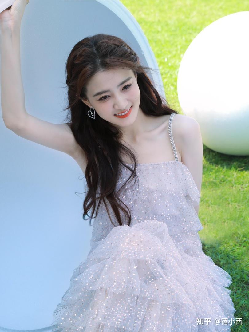 方脸女神徐璐又美出圈了穿吊带纱裙气质清新而且还很洋气