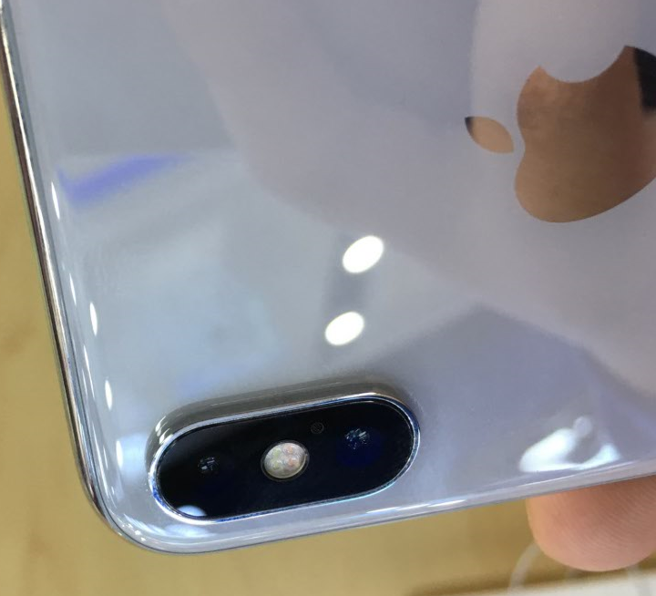 iphone x搭载了前置700万摄像头,后置双12mp摄像头,主相机具有f / 1.