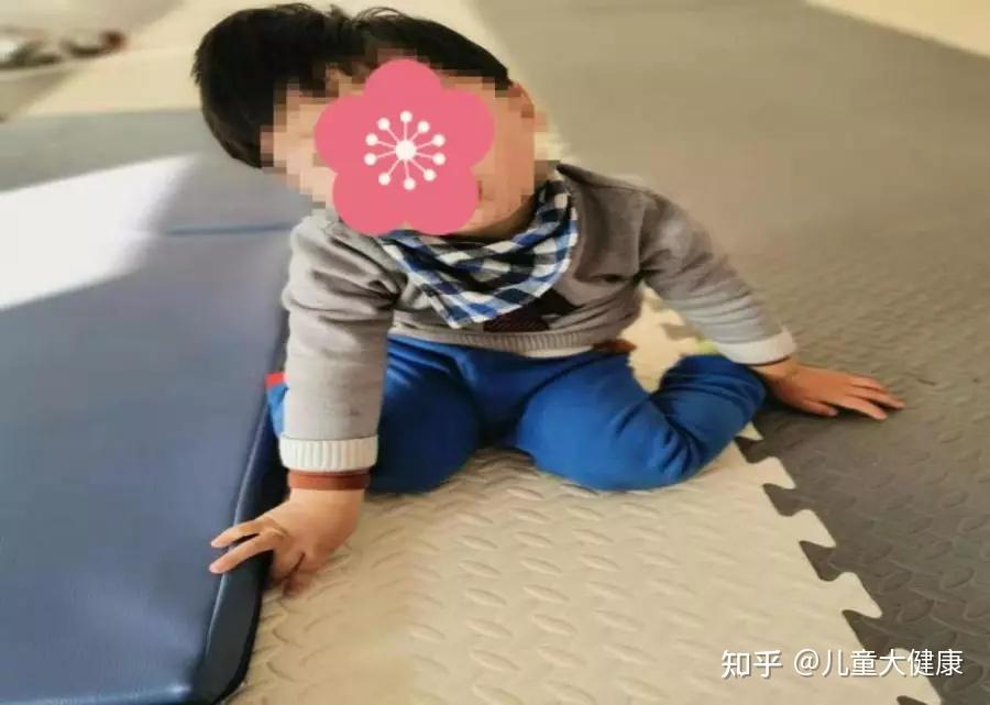 图中的孩子呈现的是一种"w"样式的坐姿.